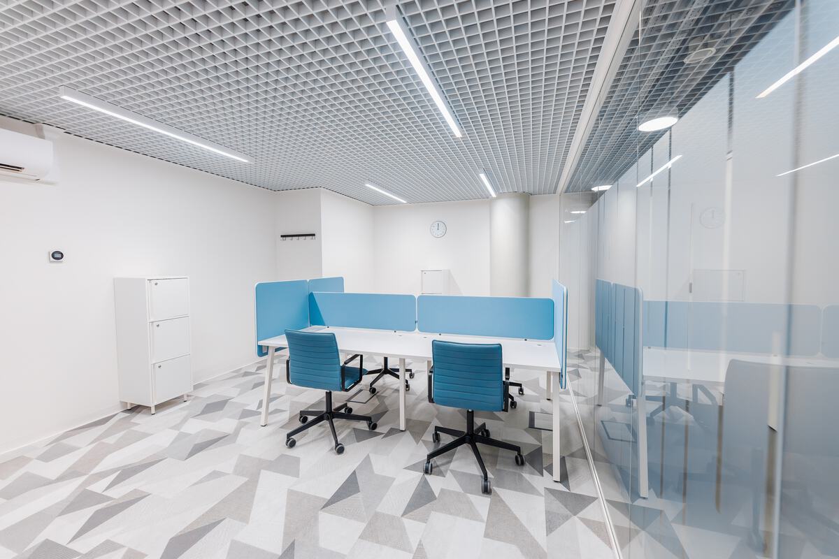 Open space z biurkami