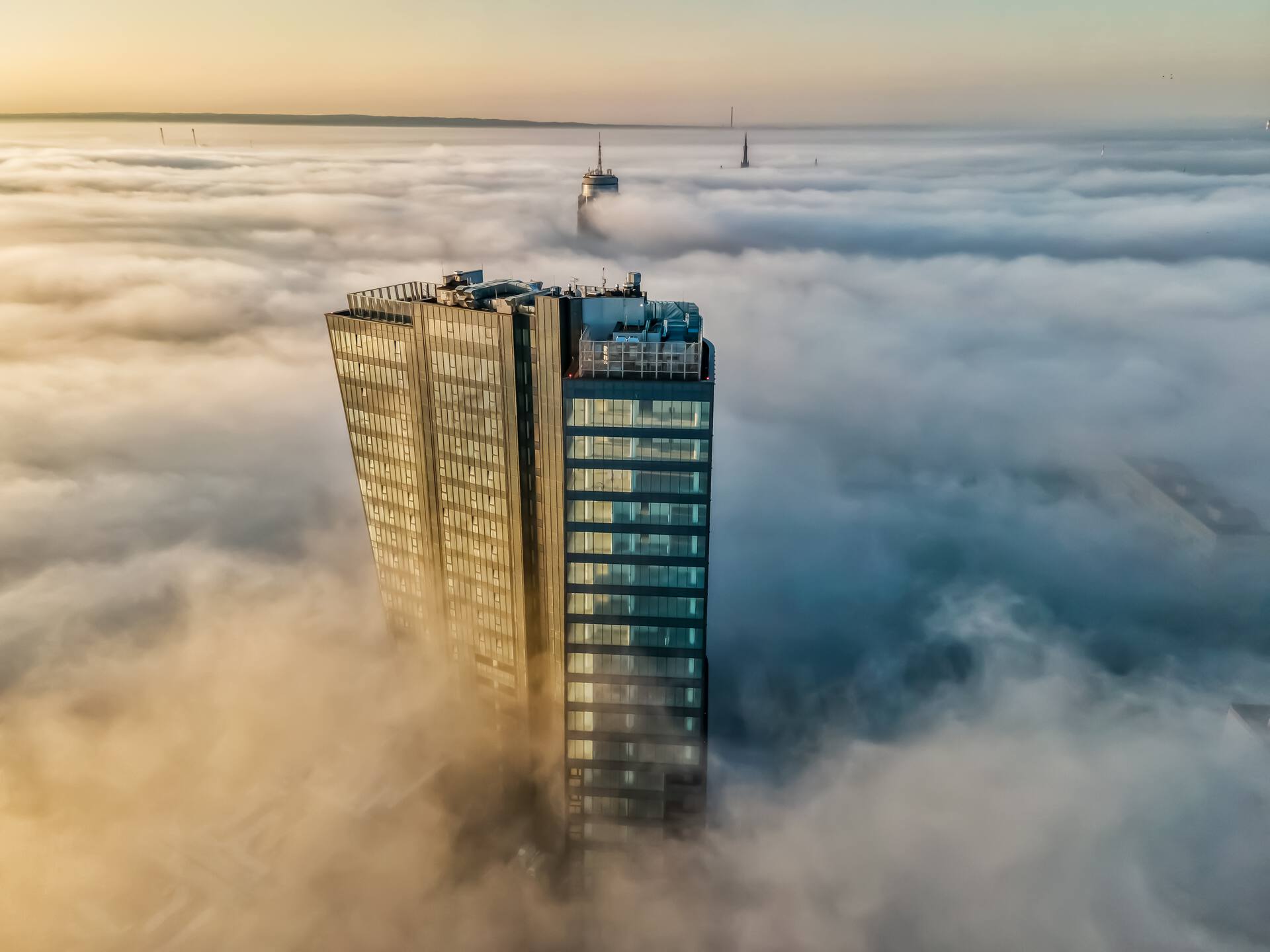 Hanza Tower ponad chmurami